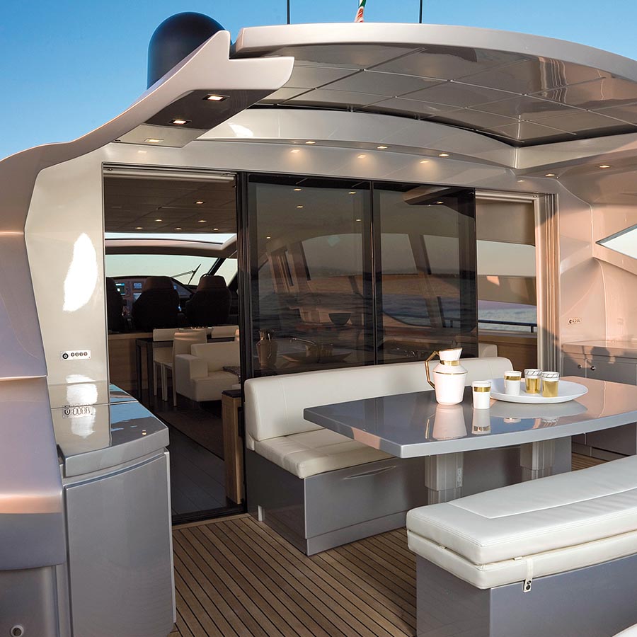 Porta a scomparsa parzialmente aperta